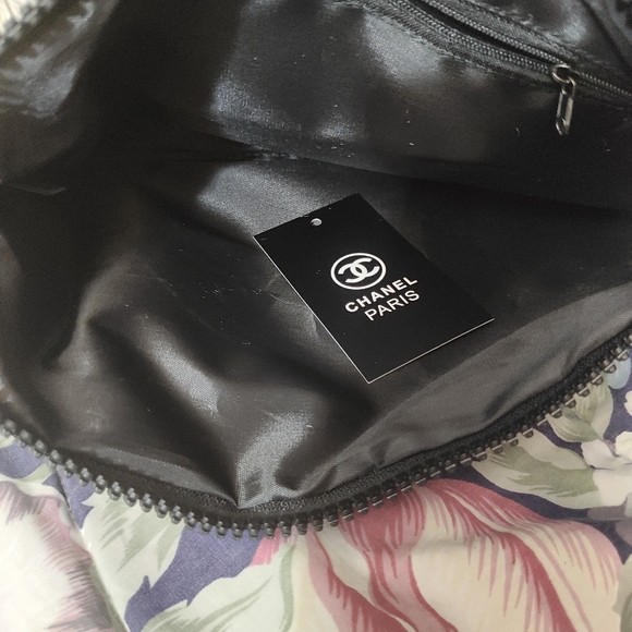 Nylon Novelty Essential Pouch And iPad Holder For Protection - Picture 4 of 7